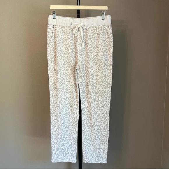 We Wander Leopard Print Lounge Pants White Grey Medium NWT Casual Pajamas Cozy - Picture 1 of 7